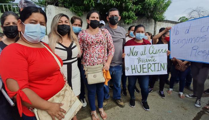 Los padres indicaron que el viernes pasado fueron notificados de que el colegio iba a cerrar, porque la universidad necesita las instalaciones para varios proyectos en mente.