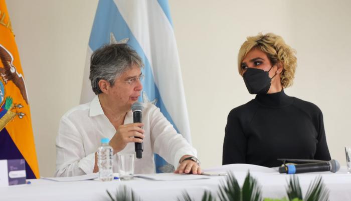 El presidente Guillermo Lasso, junto a la alcaldesa Cynthia Viteri.