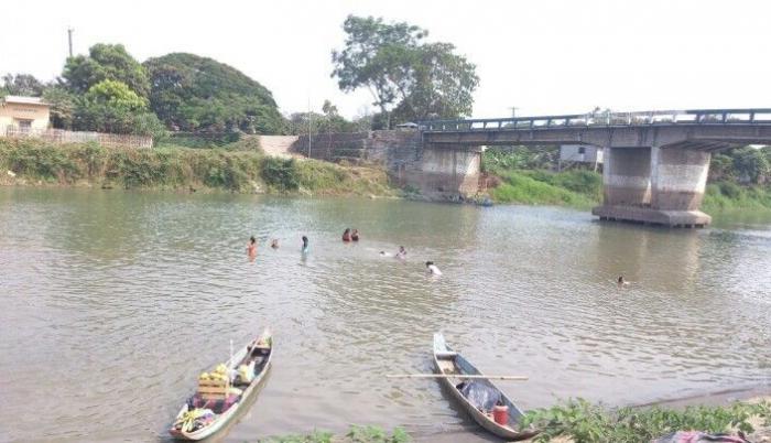 El cuerpo estaba flotando en un afluente del cantón Salitre.