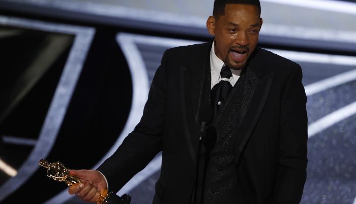 Fotografía de archivo del 27 de marzo de 2022 que muestra al actor estadounidense Will Smith durante su discurso después de ganar el Oscar al Mejor Actor por 'King Richard' en la 94ª ceremonia anual de los Premios de la Academia, en el Dolby Theatre de Ho