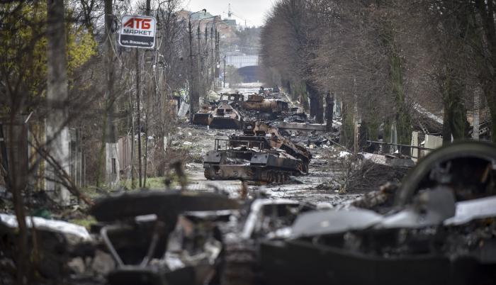 Vista general de una calle con maquinaria militar rusa destruida en las áreas recuperadas por el ejército ucraniano en la ciudad de Bucha en la región de Kiev, Ucrania.