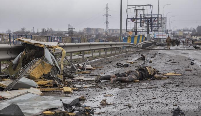 El cadaver de un hombre yace en una carretera de la localidad ucraniana de Bucha, cerca de Kiev.