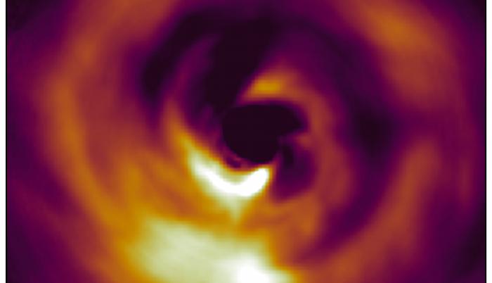 Imagen de la estrella AB Aurigae observada por el telescopio japonés Subaru.