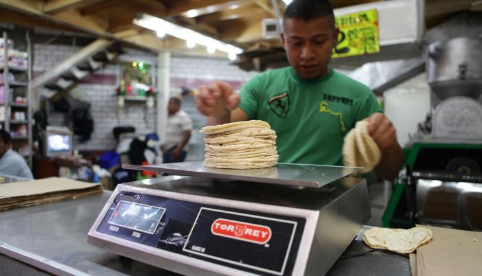 Los productores de maíz alertaron este lunes que los altos precios de este producto han disparado los precios de la tortilla, un icono de la cocina mexicana y base de la dieta nacional, a máximos históricos en el pasado mes de marzo.
