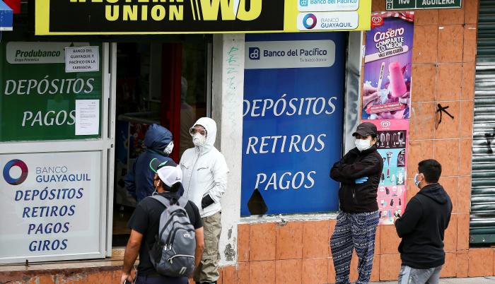 Ciudadanos hacen fila en una agencia Wester Union en Quito (Ecuador), en una fotogradía de archivo.