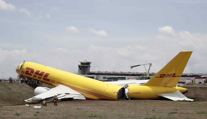 Fotografía de un avión de la empresa de mensajería DHL que se ha partido en dos