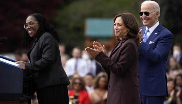 El presidente de EE.UU., Joe Biden (i), y la vicepresidenta estadounidense, Kamala Harris (2-i), saludan a la jueza Ketanji Brown Jackson durante una ceremonia tras su histórica confirmación en el Senado para ser jueza del Tribunal Supremo en la Casa Blan