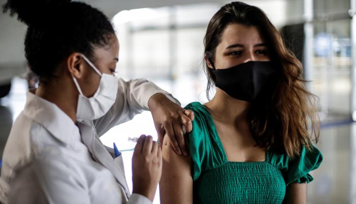 Una joven es vacunada contra la covid-19 en Río de Janeiro (Brasil), en una fotografía de archivo.