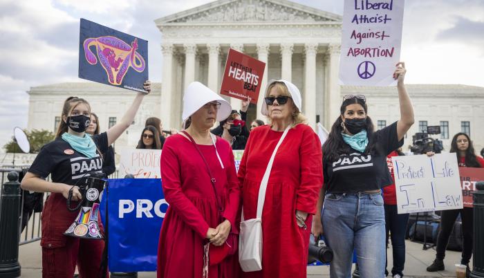 Fotografía de archivo donde se observa a partidarios del aborto y manifestantes en contra se reúnen frente a la Corte Suprema de EE.UU.