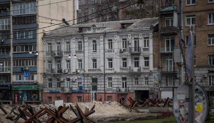 Fotografía de barricadas de arena y metal son vistas en una calle, hoy en Kiev (Ucrania).