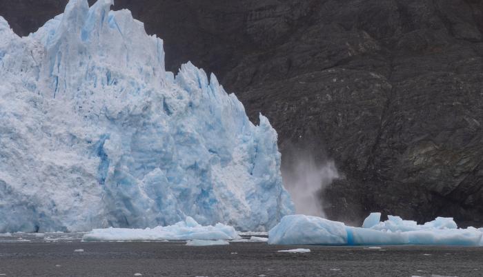 Pedazos de hielo se desprenden del glaciar San Rafael, parte de los Campos de Hielo Norte en el Parque Nacional Laguna San Rafael, en la sureña región de Aysén (Chile), en una imagen de archivo.