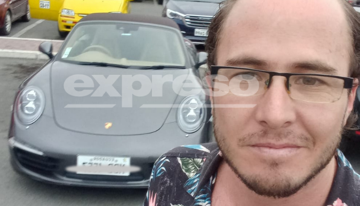 El juez Diego Moscoso aparece en una selfie, delante de un carro. Él dice ser un aficionado de los vehículos antiguos y de alta gama, pero, asegura, que no es dueño de algún carro de ese tipo.