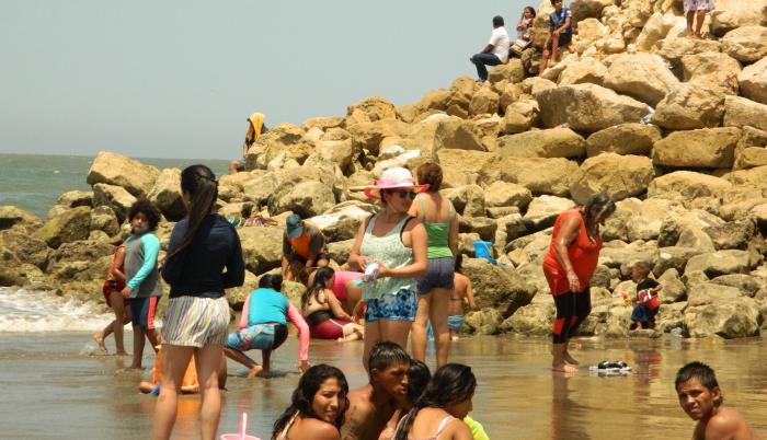 Sol y arena. Playas Villamil fue uno de los destinos preferidos de los turistas que salieron de Guayaquil.
