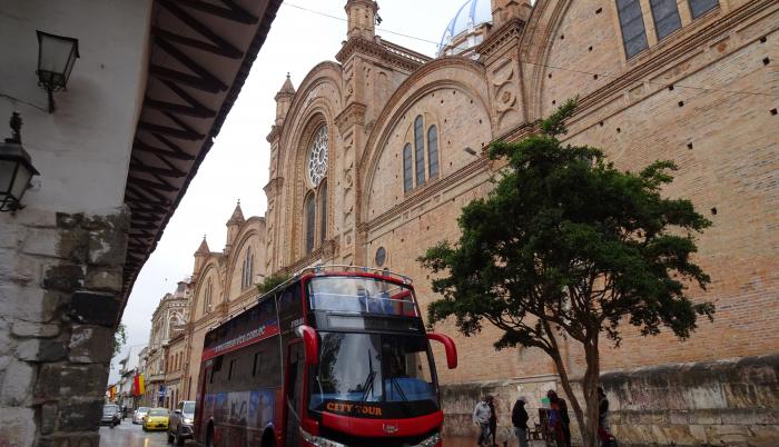 Recorridos. Los turistas eligieron la capital azuaya para visitar y conocer algunas de las 17 iglesias que tiene su casco histórico.