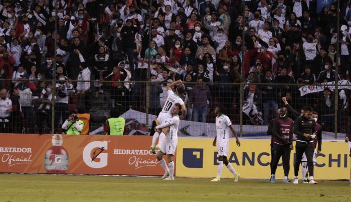 Alexander Alvarado de Liga de Quito y su golazo a Barcelona.