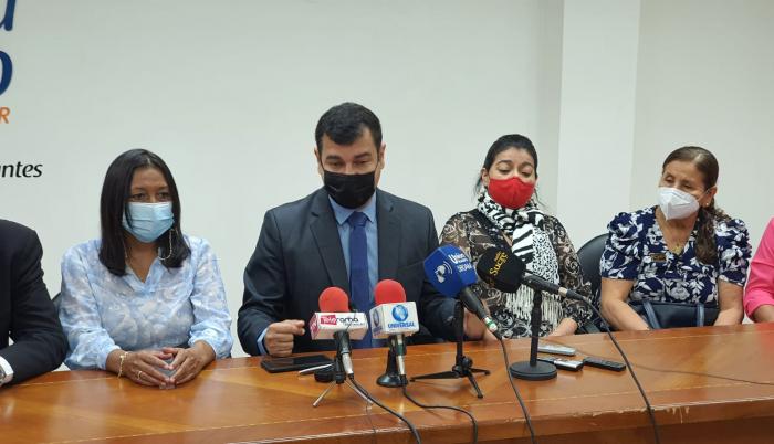 DEFENSOR DEL PUEBLO DE GUAYAS DEL POZO EN RUEDA DE PRENSA