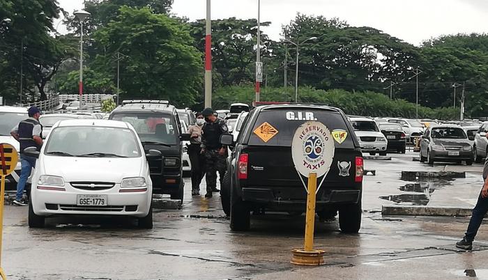 En el sitio se mantienen agentes policiales, quienes al momento realizan una revisión visual.