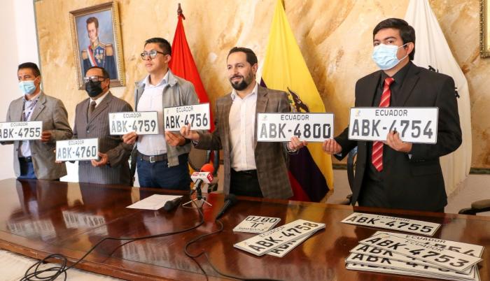 La ANT entrega más placas rezagadas en Azuay
