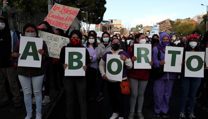 Fotografía de archivo fechada el 28 de septiembre de 2020 que muestra a cientos de mujeres mientras marchan con motivo del Día de Acción Global por el acceso al Aborto Legal y Seguro, en Quito (Ecuador).