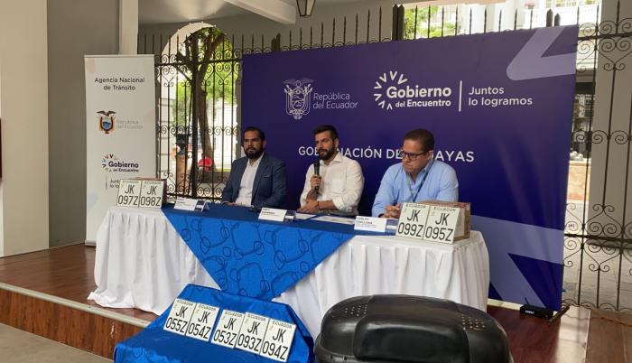LA ANT TEMRINA DE ENTREGAR LAS PLACAS REZAGADAS A GUAYAQUIL