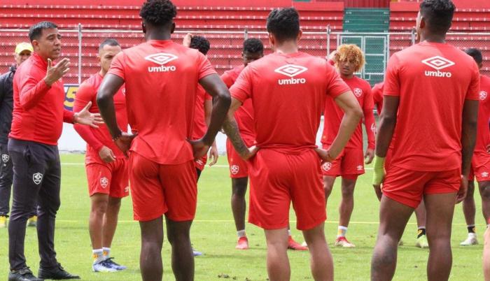 CÉSAR-FARIAS-ENTRENAMIENTO-AUCAS