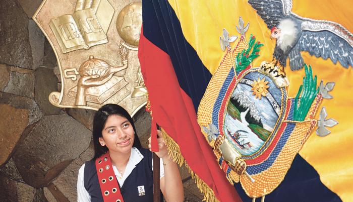 ESTUDIANTE CON LA BANDERA DE ECUADOR
