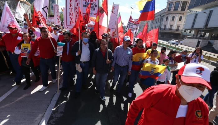 Los trabajadores durante el recorrido, de más de dos kilómetros, gritaron consignas en contra del gobierno de Guillermo Lasso.