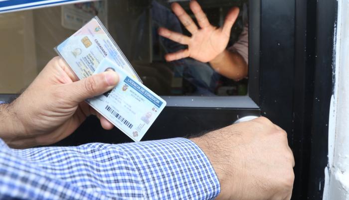 FALTA DE MATERIAL PARA DOCUMENTOS COMO LICENCIA Y CEDULA