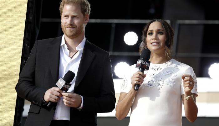 Meghan Markle (d), junto a su esposo, el príncipe Harry de Inglaterra, en una fotografía de archivo.