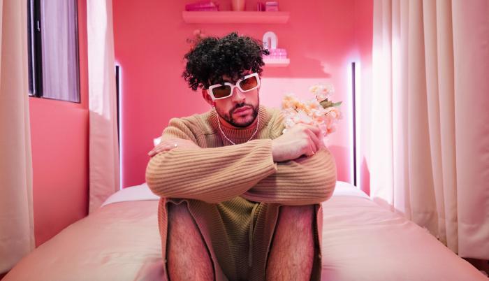 Fotografía cedida este lunes por Eric Rojas en la que se registró al cantante urbano puertorriqueño Bad Bunny, quien anunció que el próximo viernes lanzará su nuevo disco, titulado