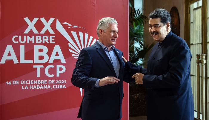 El presidente de Cuba, Miguel Díaz-Canel (i), junto a su homólogo venezolano, Nicolás Maduro, en una fotografía de archivo.