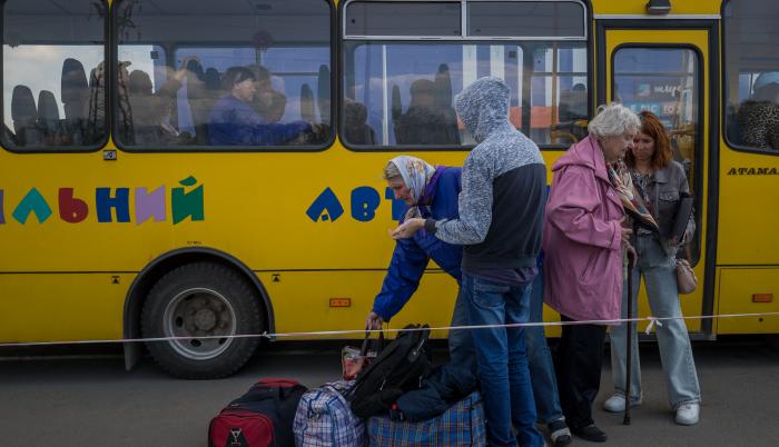 Rusia busca afianzar el control en el sur de Ucrania mientras siguen las evacuaciones