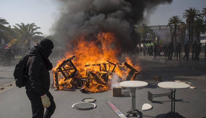 Manifestantes encienden una barricada durante una marcha con motivo del Día Internacional del Trabajo