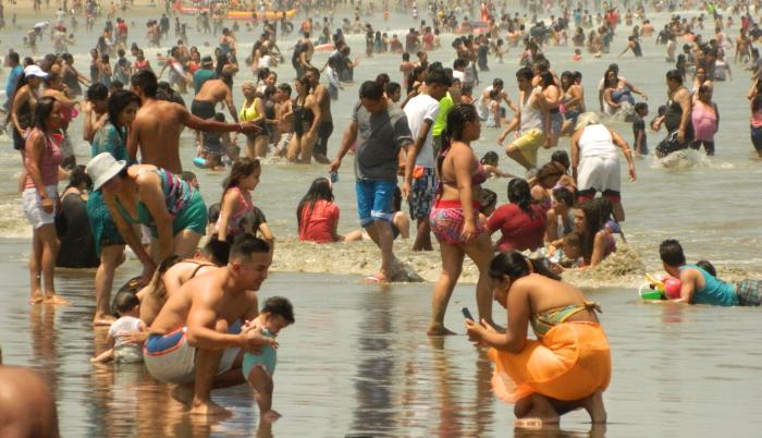 Sitio. Los turistas llegan hasta la playa para disfrutar del mar y su gastronomía durante los días de descanso.