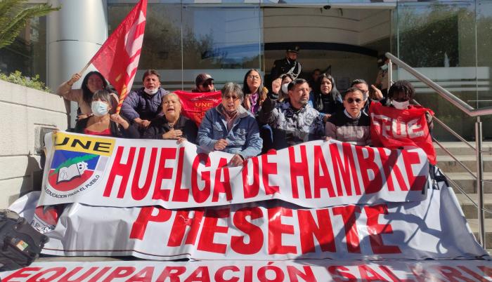 Representantes de la UNE empezaron una huelga d ehambre en los exteriores de la Corte Constitucional.