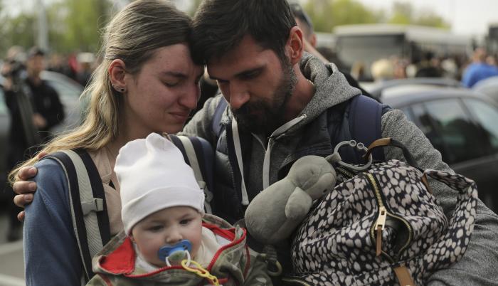Los primeros civiles evacuados de la acería de Azovstal
