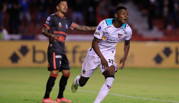 nilson-angulo-liga-de-quito-copa-sudamericana-2022-scaled