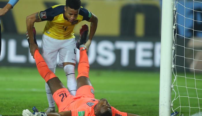 Fotografía de archivo, tomada el pasado 9 de septiembre, en la que se registró a Byron Castillo (arriba), al actuar con la selección nacional de fútbol de Ecuador, durante un partido de las eliminatorias sudamericanas al Mundial FIFA de Catar 2022, en el