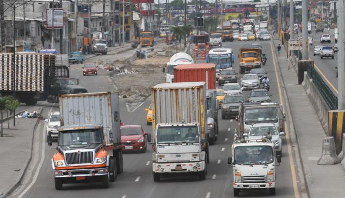 Tráfico. El transito en la vía perimetral en Guayaquil conjuga vehículos de carga, servicio público y particulares.