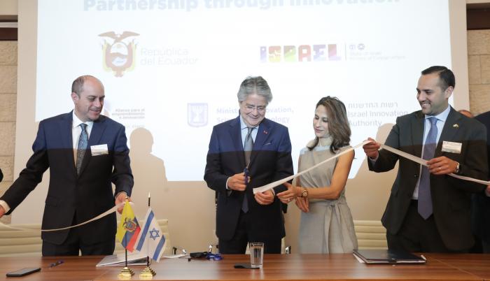 Fotografía cedida por la Secretaria General de Comunicación de Presidencia de Ecuador que muestra al presidente Guillermo Lasso (c) junto a la ministra israelí de Ciencia y Tecnología, Orit Farkash Hacohen (2d), durante la inauguración de una Oficina de