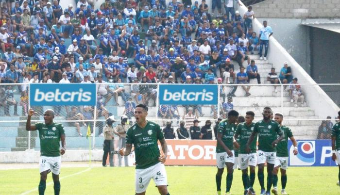 La jugada previa al gol de Orense se originó tras un disparo de Érick Plúas, que rechazó el defensa Joel Quintero al tiro de esquina.