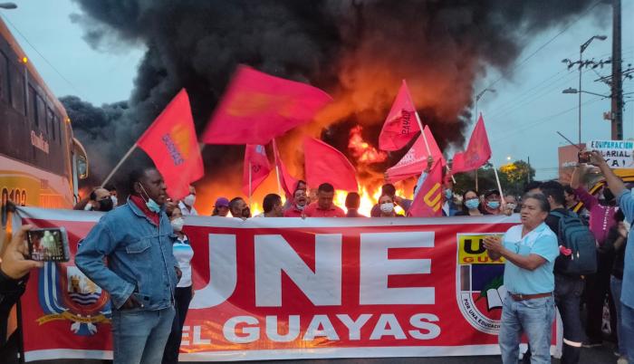 UNE protesta en el puente de la Unidad Nacional