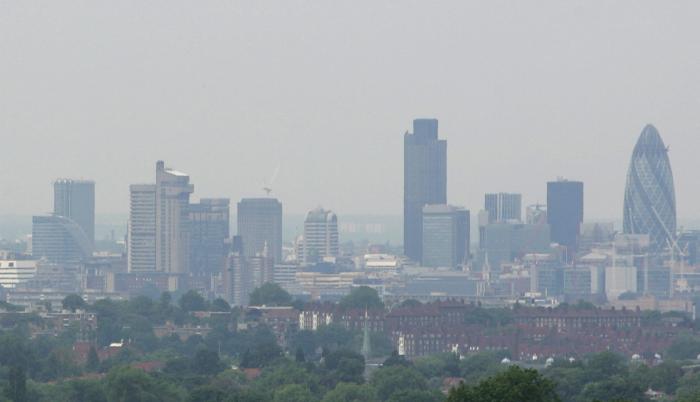 Vista del cielo de Londres cubierto de bruma, en una foto de archivo.