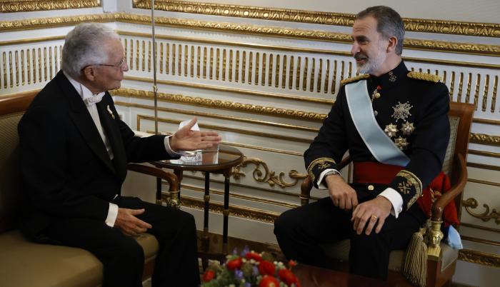 El rey Felipe VI mantiene un encuentro con el nuevo embajador de Ecuador en España, Andrés Vallejo Arcos (i), durante la ceremonia de presentación de las cartas credenciales de los nuevos embajadores en España de Mali, Moldavia, Grecia, Ecuador, Rumanía y