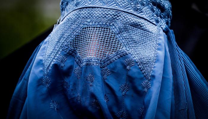Una mujer con un burka