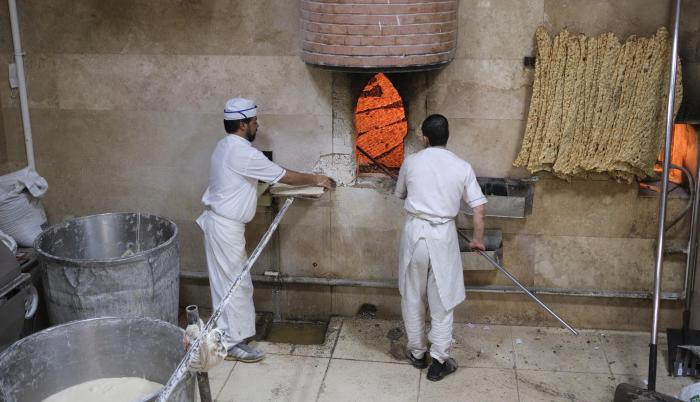 El pan, el último motivo de los iraníes para echarse a las calles El pan, el último motivo de los iraníes para echarse a las calles Pan recién hecho en una panadería del centro de Teherán (Irán). EFE/Jaime León El pan, el último motivo de los iraníes