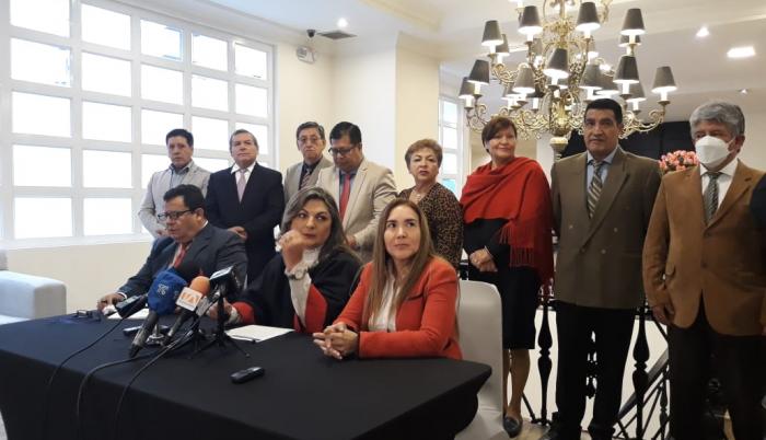 La presidenta de la Corte del Azuay Alexandra Vallejo fue la encargada de leer un comunicado y, entre otras cosas, pidió a la Judicatura que se ocupe de sus competencias como dotar de insumos como papel y computadoras para los servidores judiciales.