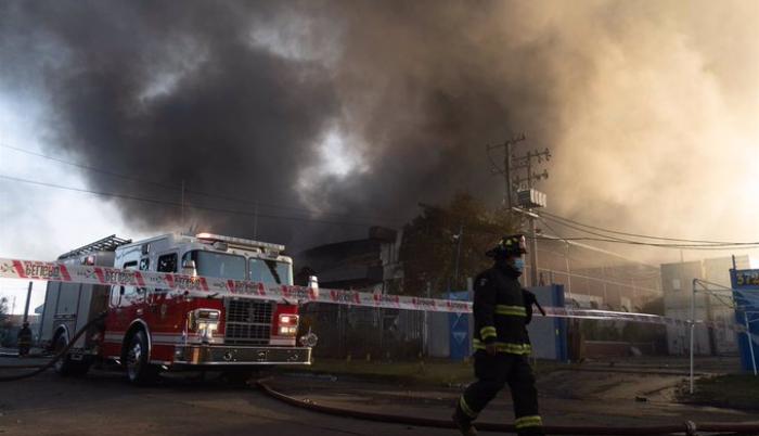 El fuego consumió el lugar donde habitaban 12 ecuatorianos.