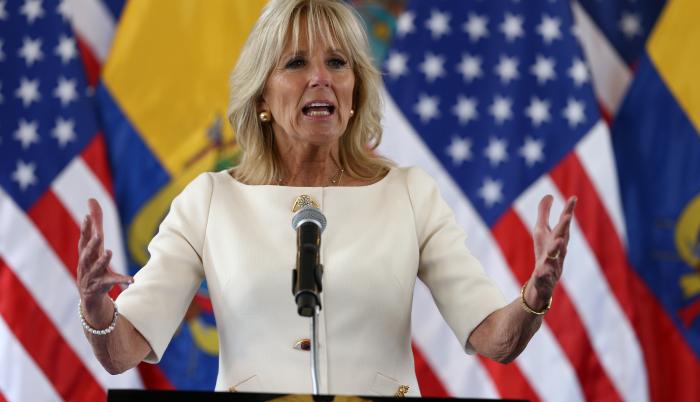 La primera dama de EE.UU, Jill Biden, ayer durante un acto junto a su similar ecuatoriana, María de Lourdes Alcívar, en Quito (Ecuador).