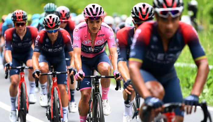 Richard Carapaz a defender la maglia rosa